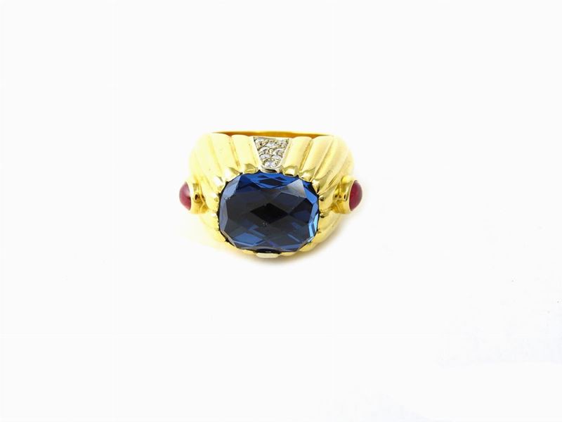 Anello in Oro Giallo, Diamanti, Topazio Azzurro e Rubini