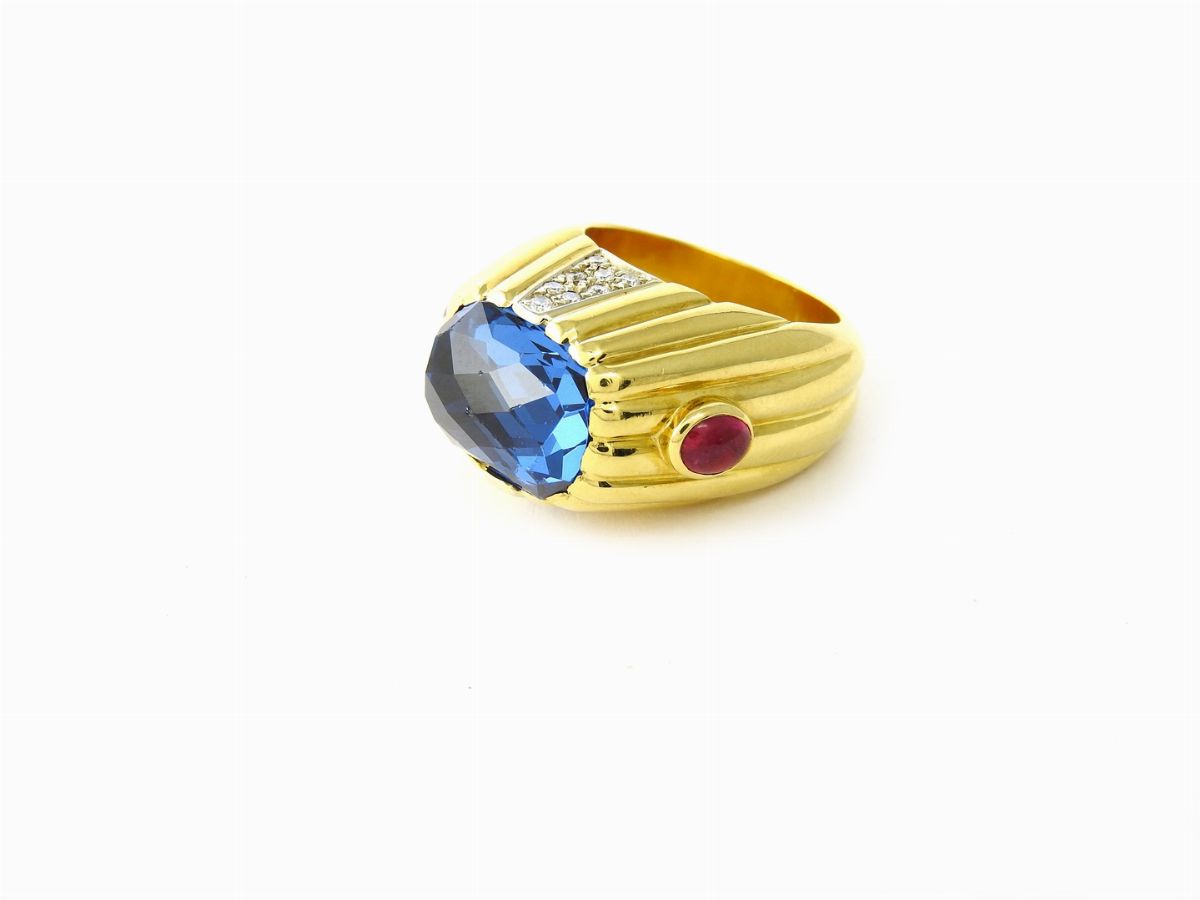 Anello in Oro Giallo, Diamanti, Topazio Azzurro e Rubini