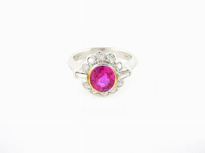 Anello a Margherita in Oro Bianco, Diamanti e Corindone Rosa