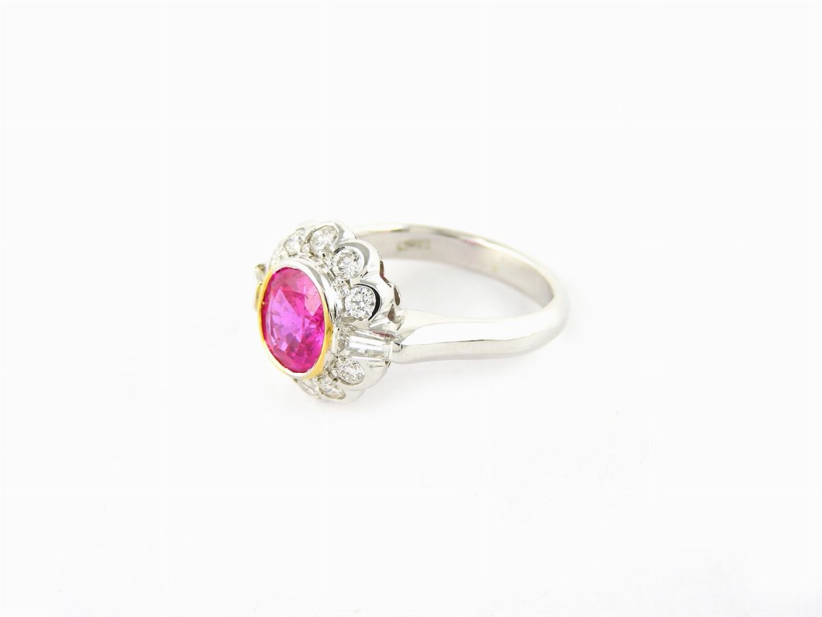 Anello a Margherita in Oro Bianco, Diamanti e Corindone Rosa