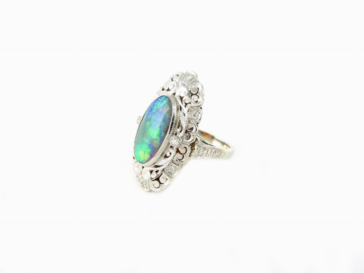 Anello in Oro Bianco, Diamanti e Opale Nobile Australiano