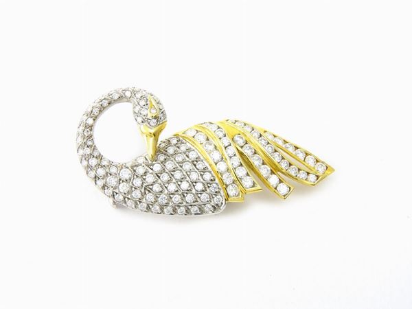 White and yellow gold animalier-shaped brooch with diamonds