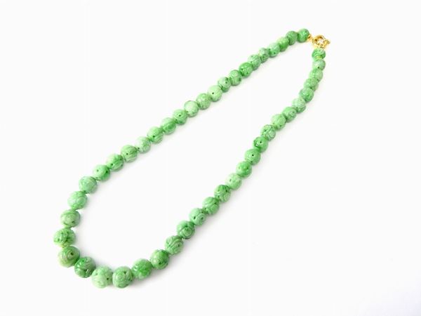 Green jade necklace with yellow gold clasp
