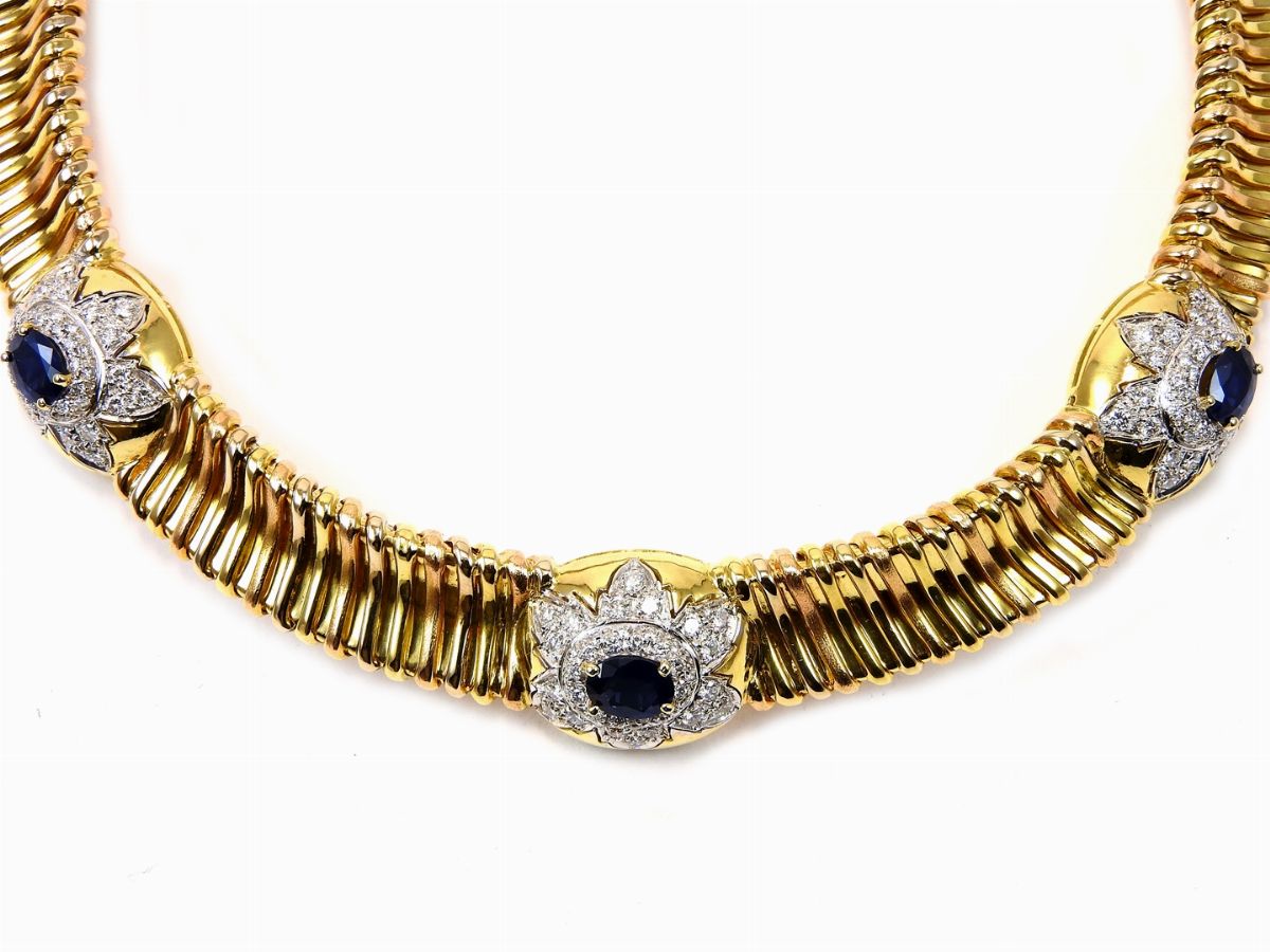 Parure Girocollo, Bracciale e Orecchini Tubogas in Oro Giallo e Bianco, Diamanti e Zaffiri