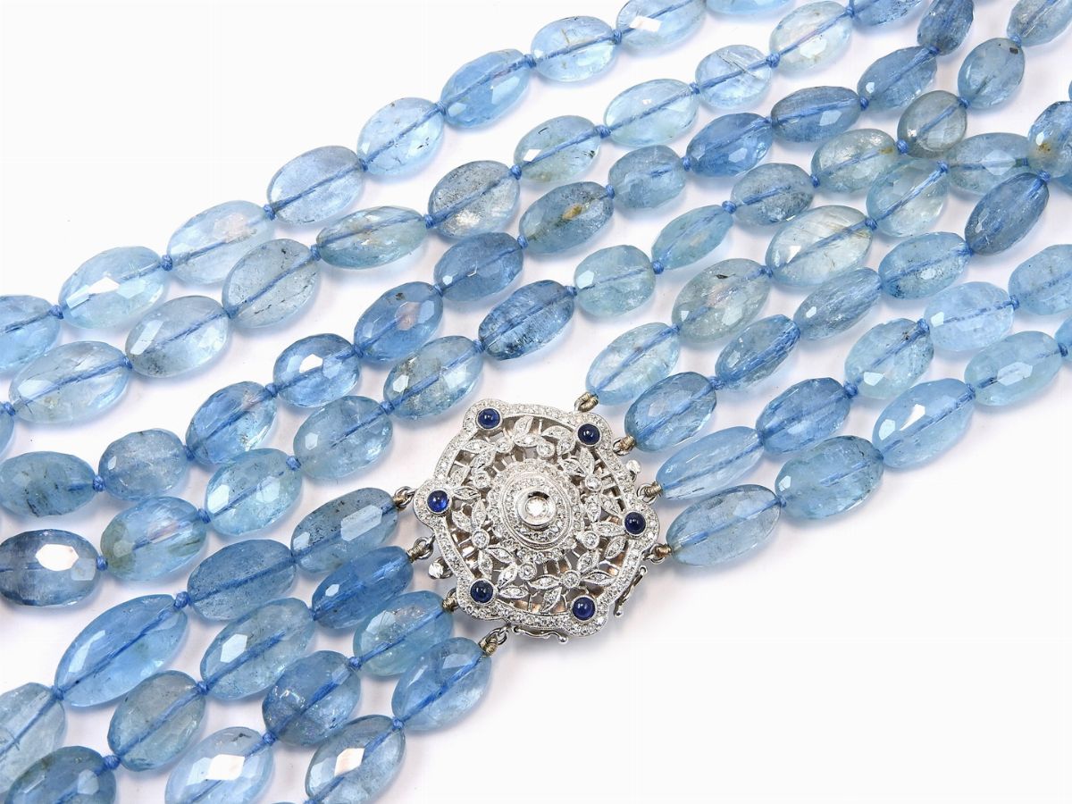 Collana a Quattro Fili di Acquamarina con Fermezza in Oro Bianco, Diamanti e Zaffiri