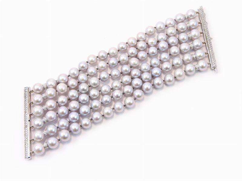Bracciale a Sei Fili di Perle Coltivate Grigie con Fermezza e Inserti in Oro Bianco e Diamanti