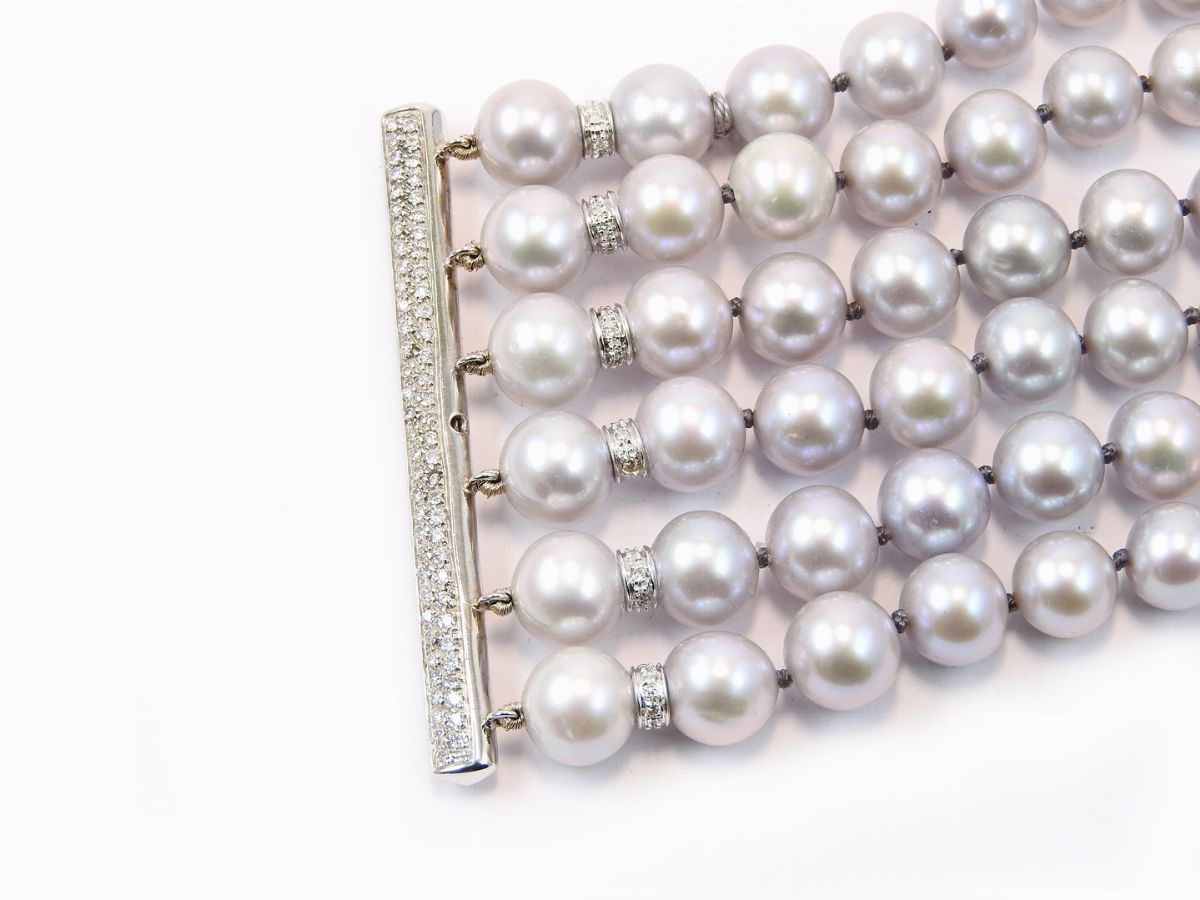 Bracciale a Sei Fili di Perle Coltivate Grigie con Fermezza e Inserti in Oro Bianco e Diamanti