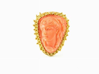 Anello in Oro Giallo con Cammeo in Corallo Rosso
