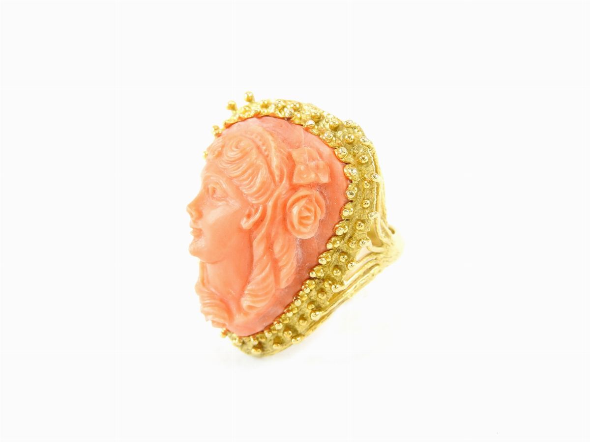 Anello in Oro Giallo con Cammeo in Corallo Rosso
