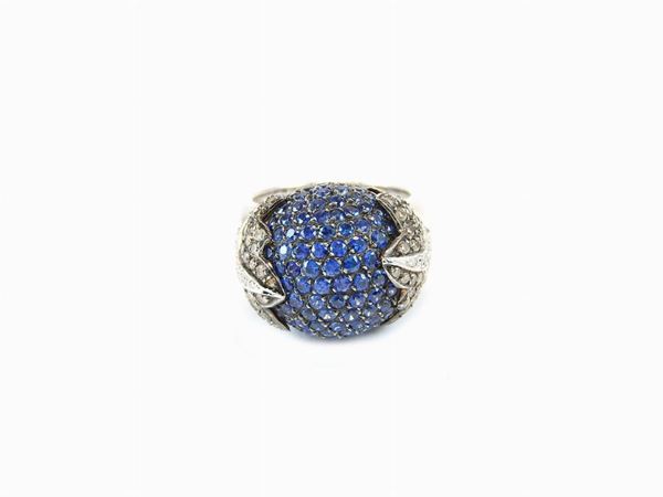 White gold ring with colourless and brown diamonds and sapphires