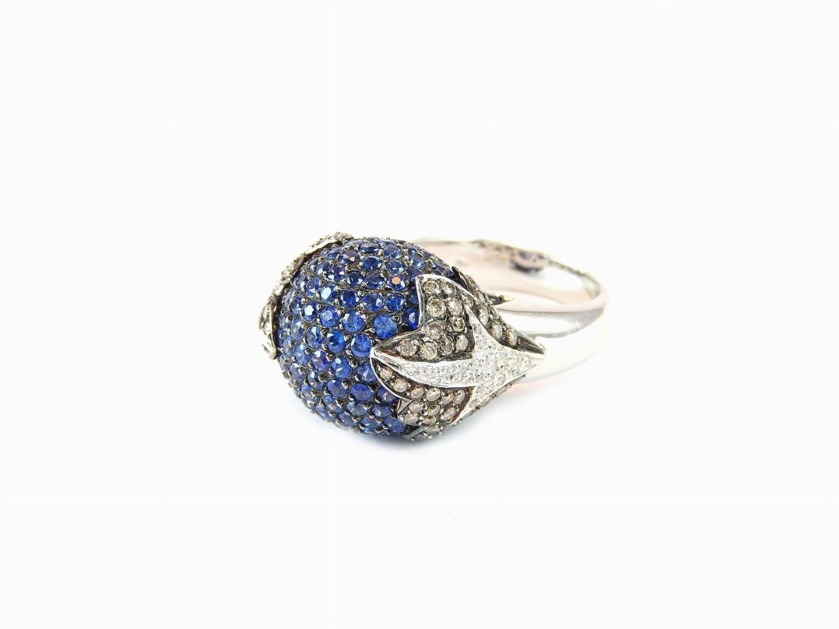 Anello in Oro Bianco con Diamanti Incolori e Brown e Zaffiri