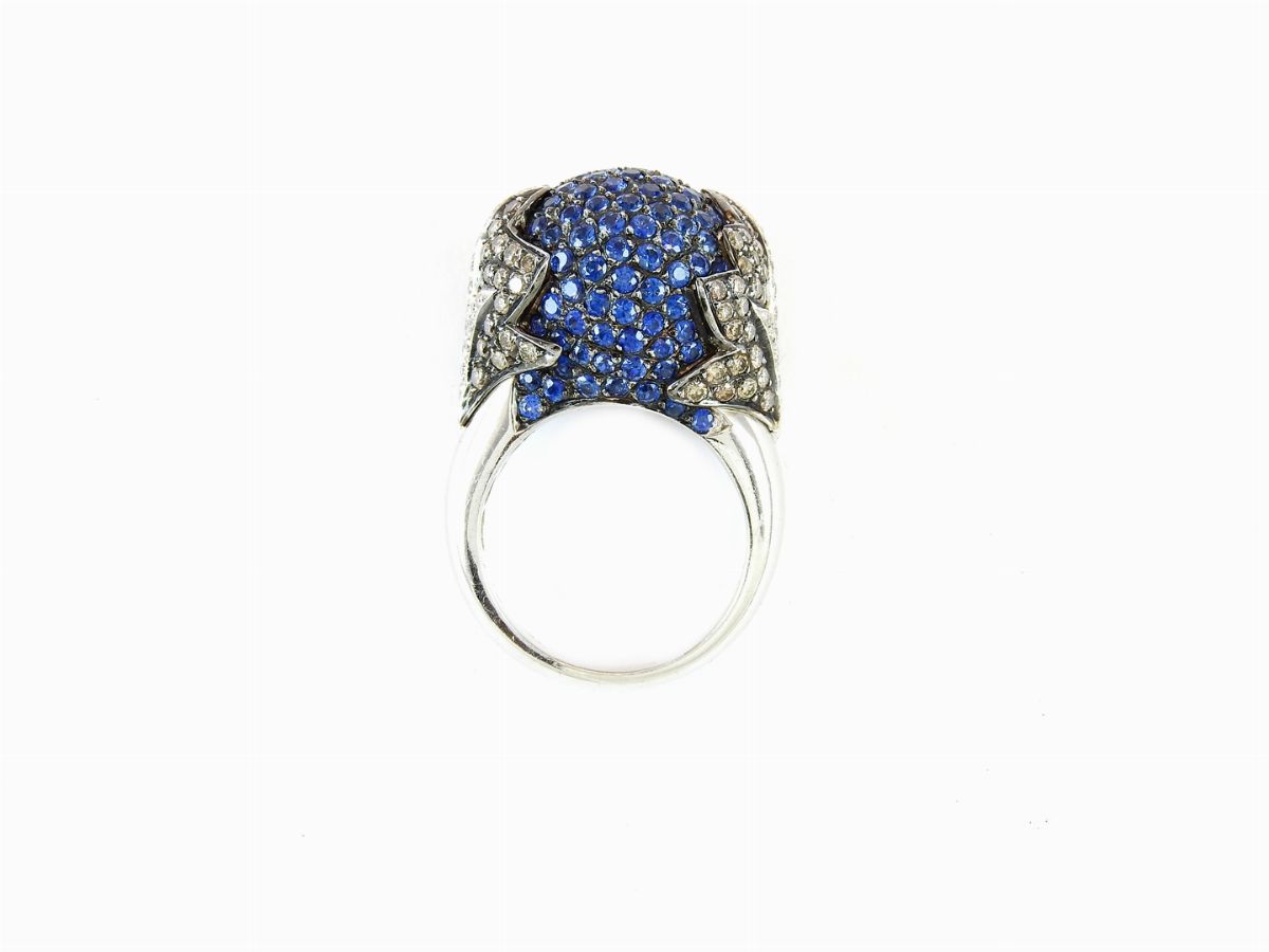 Anello in Oro Bianco con Diamanti Incolori e Brown e Zaffiri