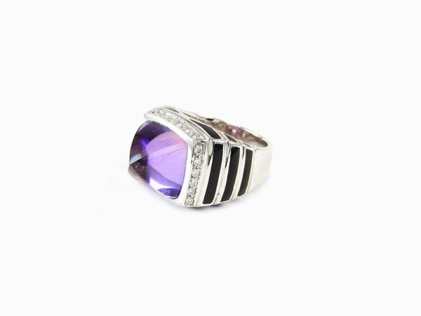 White gold ring with black enamel, diamonds and amethyst