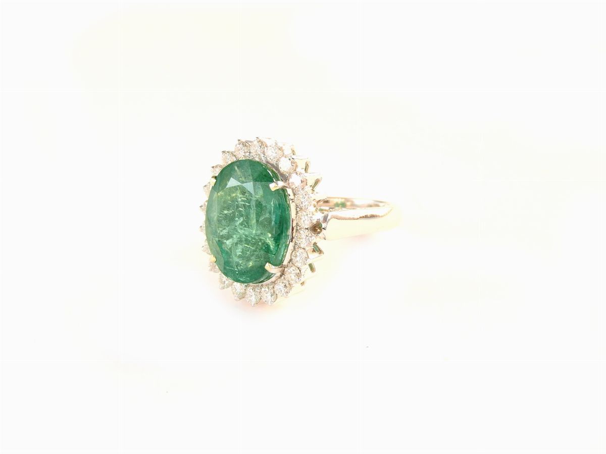 Anello a Margherita in Oro Bianco con Diamanti e Smeraldo
