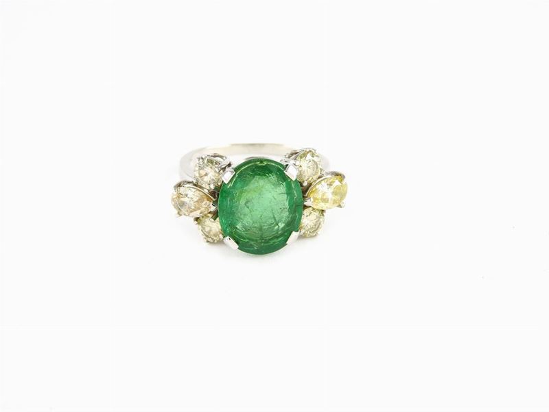 Anello in Oro Bianco, Diamanti Incolori e Fancy Colour e Smeraldo
