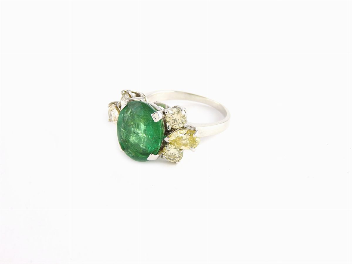 Anello in Oro Bianco, Diamanti Incolori e Fancy Colour e Smeraldo
