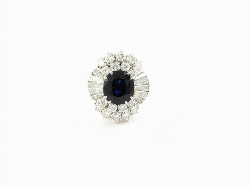 Anello a Margherita in Oro Bianco, Diamanti e Zaffiro