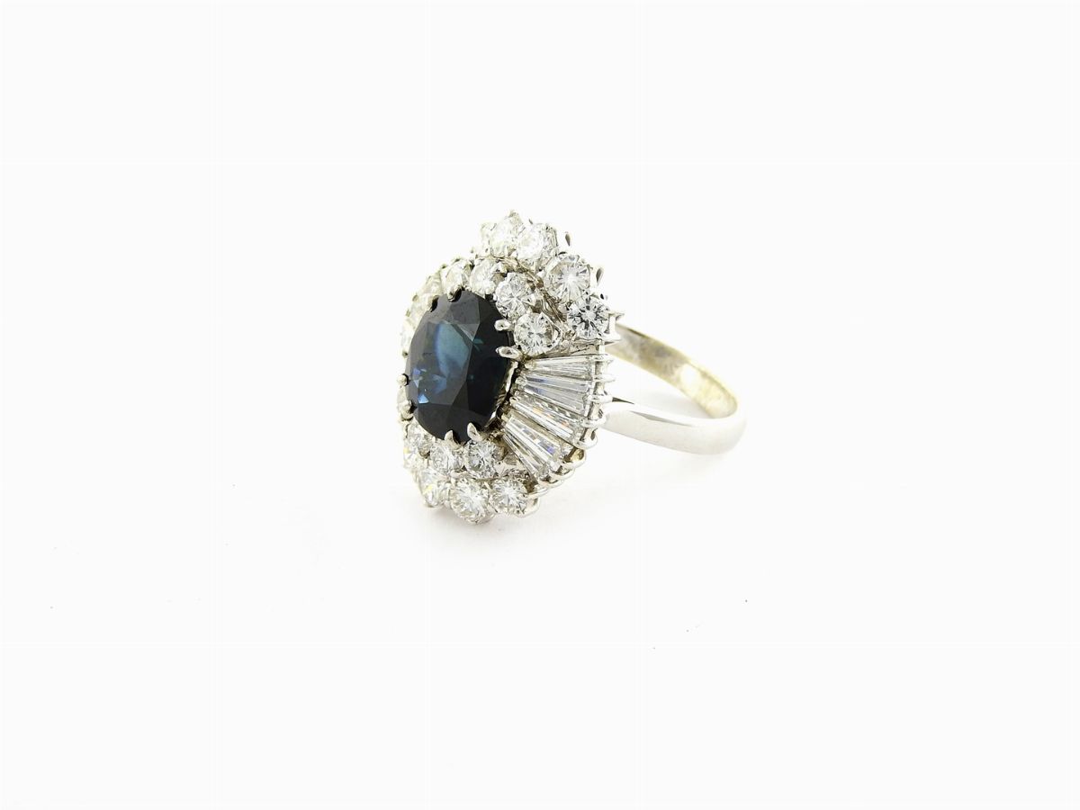 Anello a Margherita in Oro Bianco, Diamanti e Zaffiro