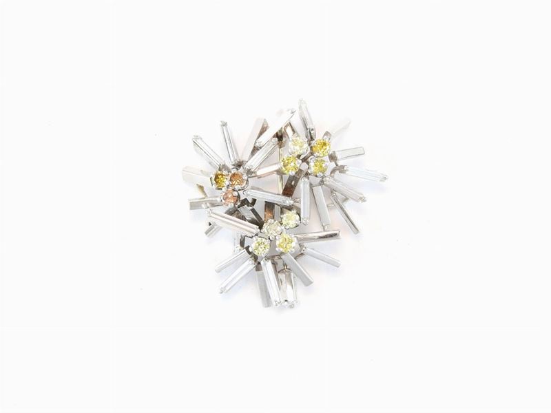 Spilla in Oro Bianco con Diamanti Incolori e Fancy Colour