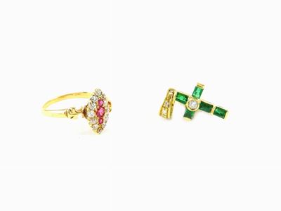 Anello in Oro Giallo con Diamanti e Rubini e Croce in Oro Giallo, Diamanti e Smeraldi