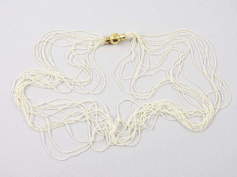 Girocollo a 13 Fili di Micro Perle Naturali e Fermezza in Oro Giallo e Diamanti