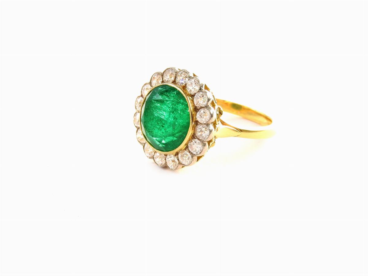Anello a Margherita in Oro Giallo e Bianco, Diamanti e Smeraldo