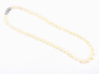 Girocollo Scalare di Perle Coltivate Akoya con Fermezza in Oro Bianco e Diamanti