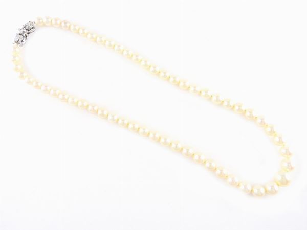 Girocollo scalare di perle coltivate Akoya con fermezza in oro bianco e diamanti