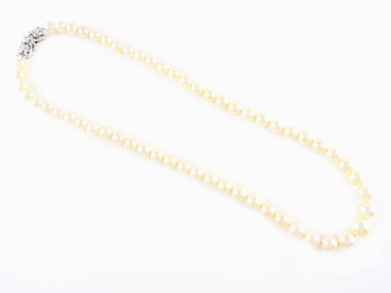 Girocollo Scalare di Perle Coltivate Akoya con Fermezza in Oro Bianco e Diamanti