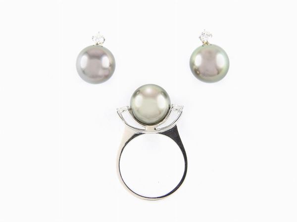 White gold ring and earrings with diamonds and Tahiti cultured pearls
