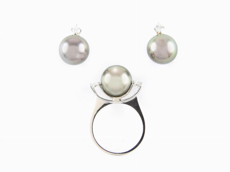 Anello e Orecchini in Oro Bianco, Diamanti e Perle Coltivate Tahiti
