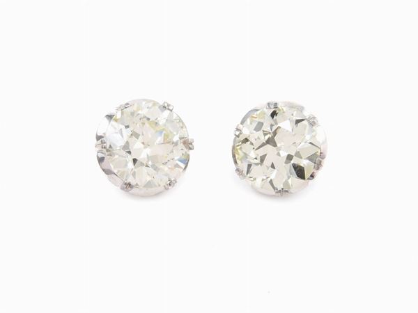 Platinum earrings with diamonds