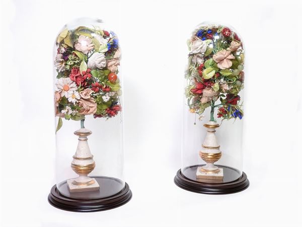 Coppia di trionfi di fiori in stoffa, carta e vetro