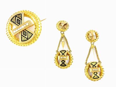 Demi Parure Orecchini Pendenti e Spilla in Oro Giallo, Smalti e Mezze Perle