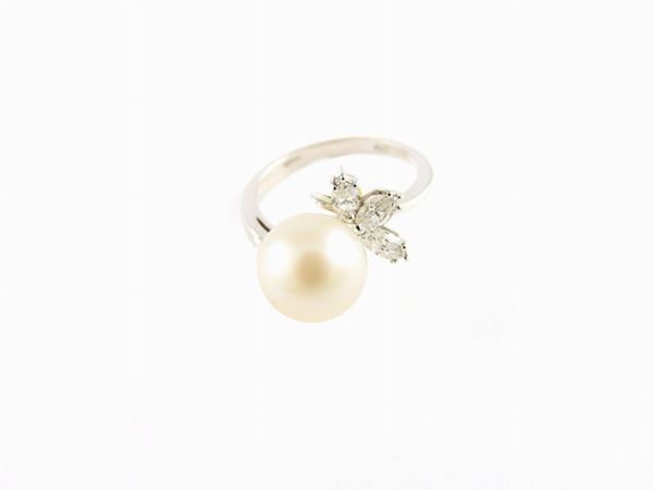 Anello in oro bianco, diamanti e perla coltivata Akoya