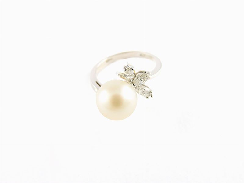 Anello in Oro Bianco, Diamanti e Perla Coltivata Akoya