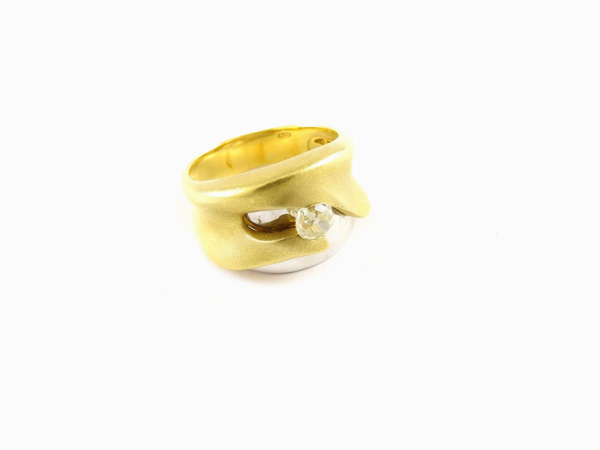 Anello in Oro Giallo Satinato e Bianco con Diamante