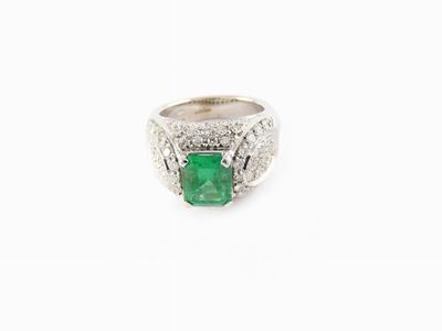 Anello a Cupola in Oro Bianco, Diamanti e Smeraldo