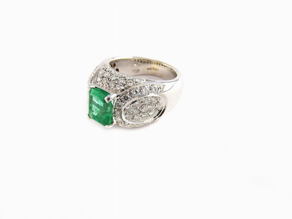 Anello a Cupola in Oro Bianco, Diamanti e Smeraldo