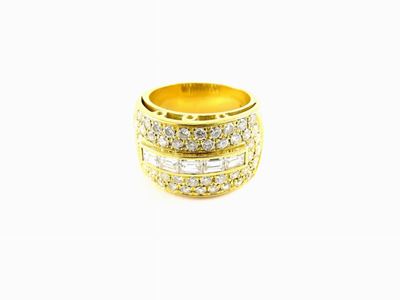 Anello a Fascia in Oro Giallo e Diamanti