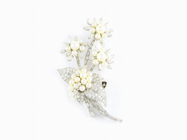 White gold brooch with diamonds and Akoya cultured pearls