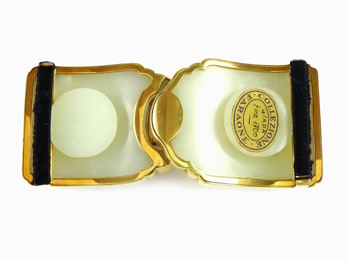 Fibbia Faraone in Oro Giallo e Giade Incise del XVIII Secolo
