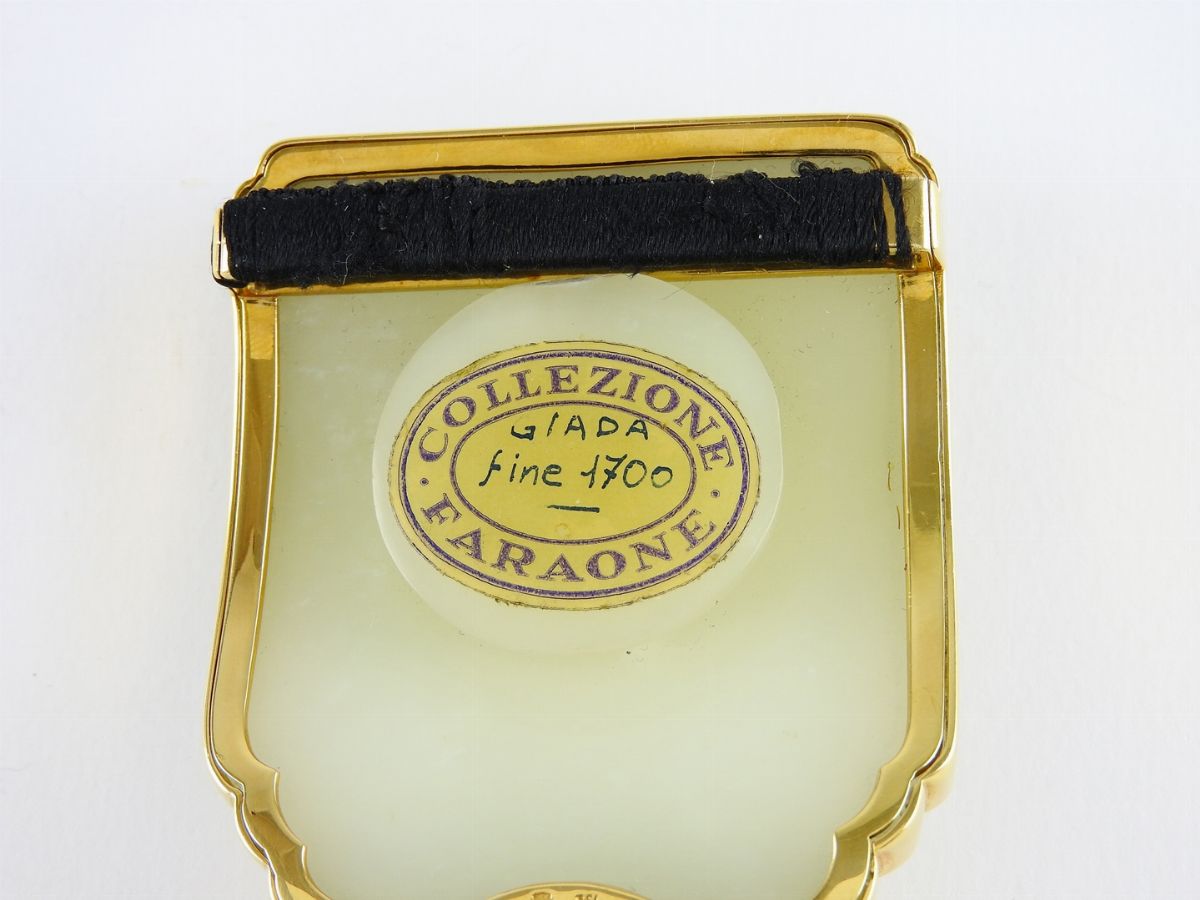 Fibbia Faraone in Oro Giallo e Giade Incise del XVIII Secolo
