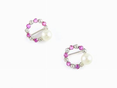 Coppia Spille in Oro Bianco, Diamanti, Rubini e Perle Coltivate Akoya