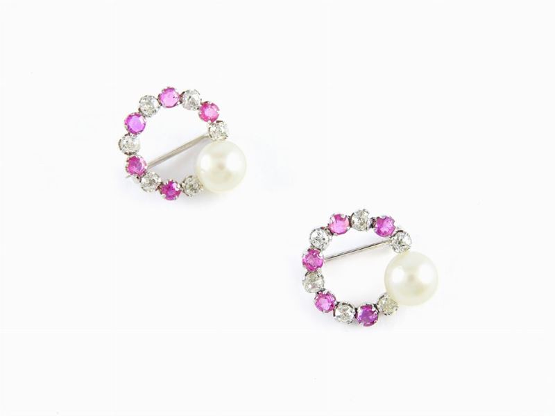 Coppia Spille in Oro Bianco, Diamanti, Rubini e Perle Coltivate Akoya