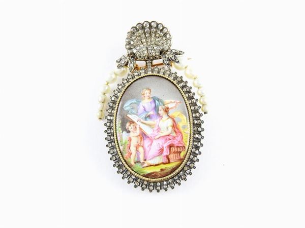 Spilla/pendente con miniatura in oro giallo, argento, diamanti e perle