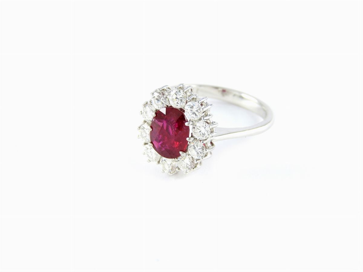Anello a Margherita in Oro Bianco con Diamanti e Rubino