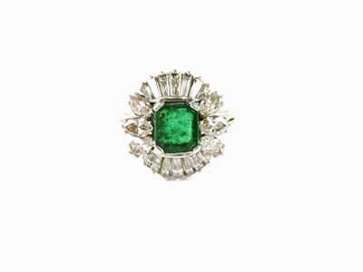Anello a Margherita in Oro Bianco, Diamanti e Smeraldo