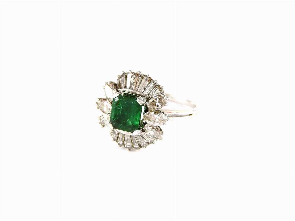 Anello a Margherita in Oro Bianco, Diamanti e Smeraldo