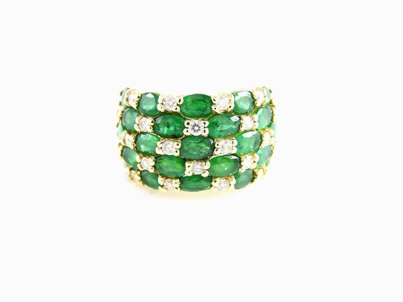 Anello a Fascia in Oro Giallo con Diamanti e Smeraldi